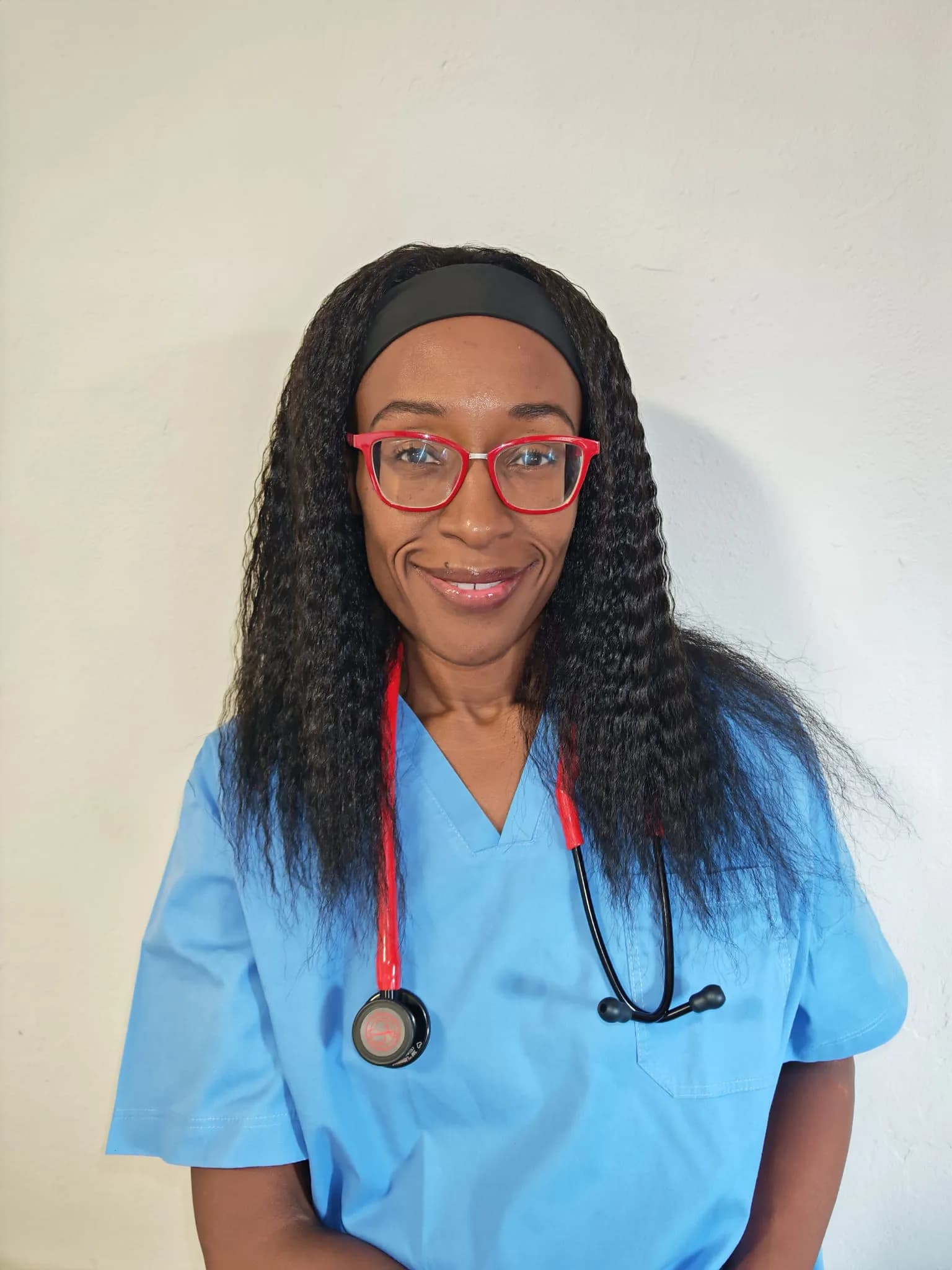 MUDr. Sylvia Masika, online praktická lékařka Global Health, v modrých lékařských šatech se stetoskopem
